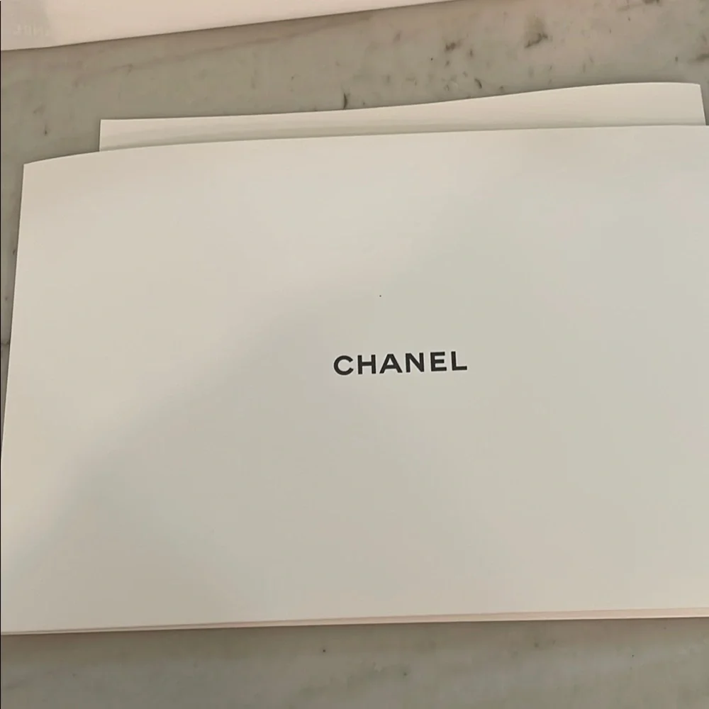 CHANEL Black and White gift box - Picture 4 of 7